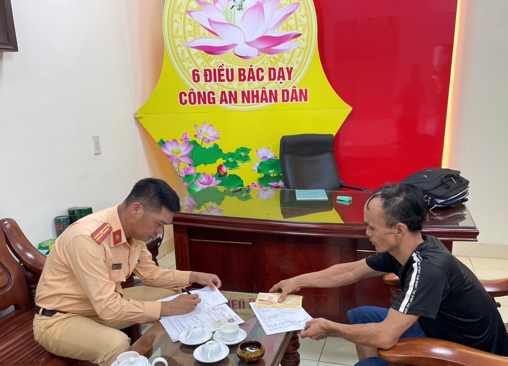 Tạm giữ giấy phép lái xe 1 trường hợp điều khiển ô tô ngược chiều trên đường có biển 